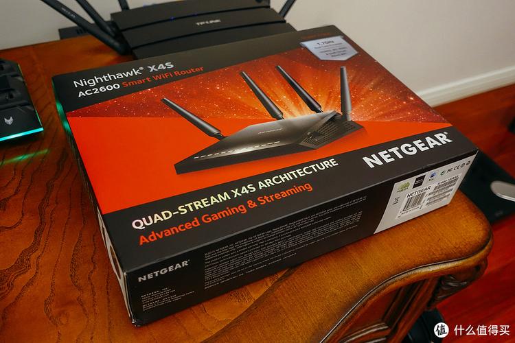 {“title”: “Netgear 美国网件 R7800 路由器简单开箱”, “content”: “\n\n作为一个对家庭网络有较高要求的用户，我一直在寻找一款性能强劲、覆盖出色的无线路由器。在对比了多款产品后，最终入手了网件（NETGEAR）R7800（夜鹰X4S）。这款路由器在硬件配置和口碑上都颇受好评，下面为大家带来简单的开箱与初步体验。\n  \n\n### 包装与外观\n\n到手的是一个不小的方形包装盒，正面印有R7800的渲染图和主要卖点 AC2600、双核1.7GHz处理器、四数据流、M